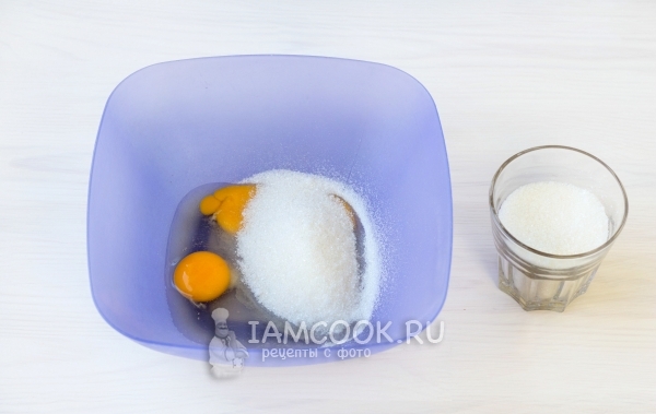 Соединить сахар с яйцами