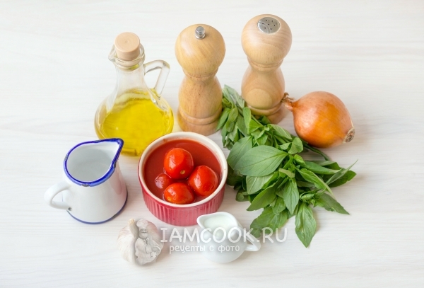 Ингредиенты для томатного супа-пюре с базиликом
