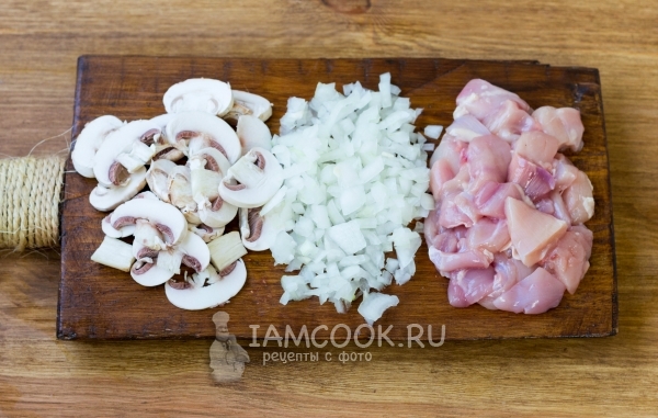 Порезать мясо, лук и грибы