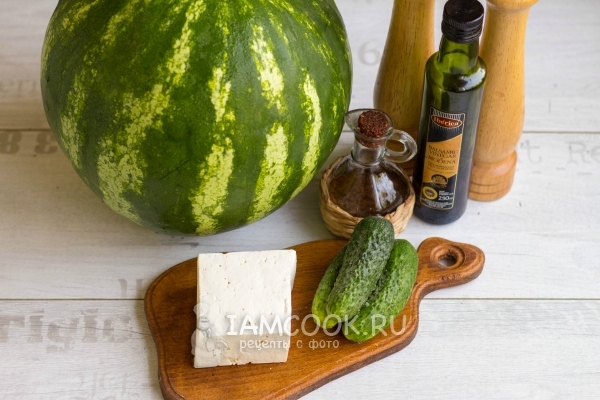 Ингредиенты для салата из арбуза, огурцов и сыра фета