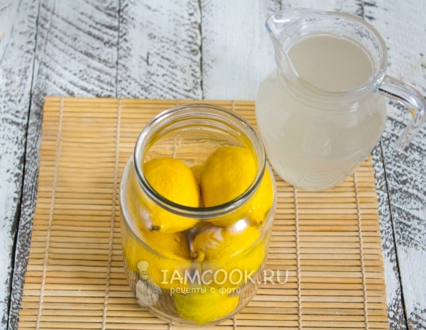 Залить лимоны соленым раствором
