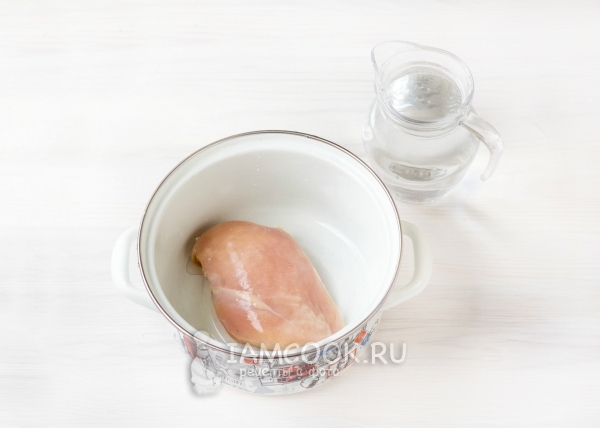 Залить куриное филе водой