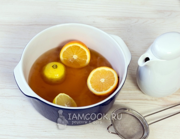 Положить апельсин и лимон в чай
