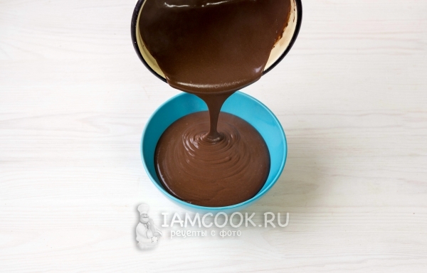 Перелить шоколадный крем в мисочку