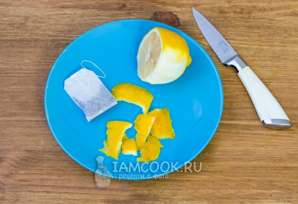 Срезать с лимона кожуру
