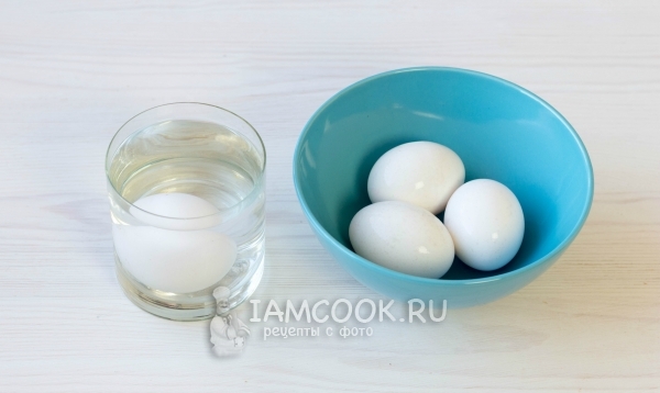 Положить яйцо в подсоленную воду