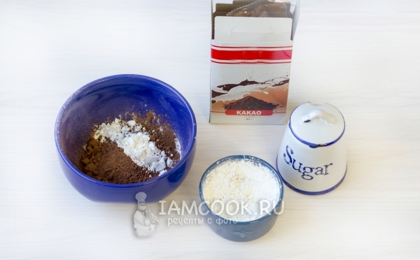 Соединить сахарную пудру, какао и крахмал