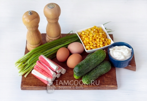 Ингредиенты для крабового салата с огурцом и кукурузой