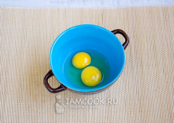 Соединить желток и целое яйцо