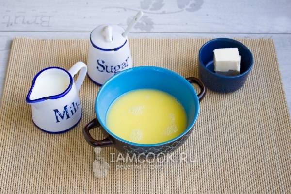 Смешать молоко, сахар и масло