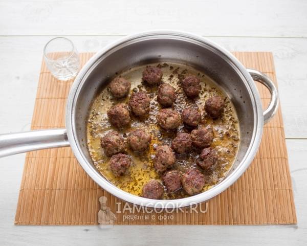 Quer você as chame de köttbullar, bitterballen, frikadelle ou