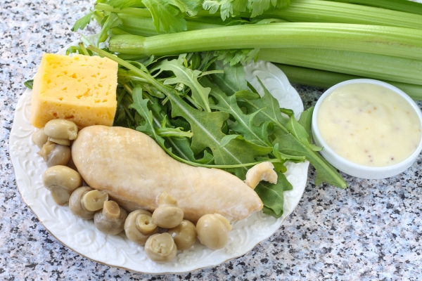 Ингредиенты для салата с рукколой и куриной грудкой