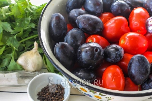 Ингредиенты для маринованных помидоров со сливами на зиму