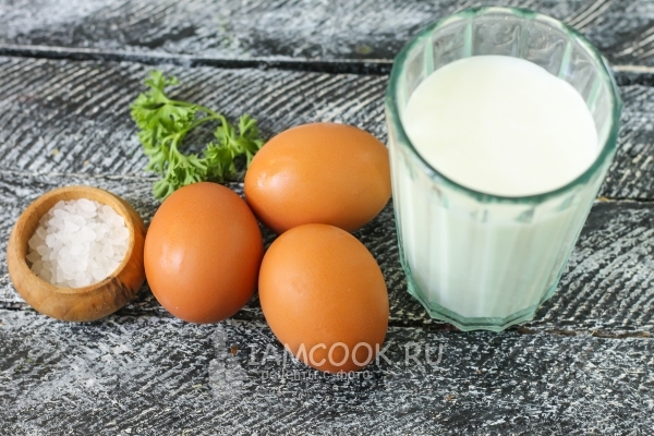 Ингредиенты для пышного омлета с молоком на сковороде