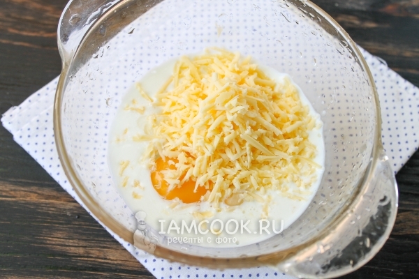 Соединить яйцо, сливки и сыр