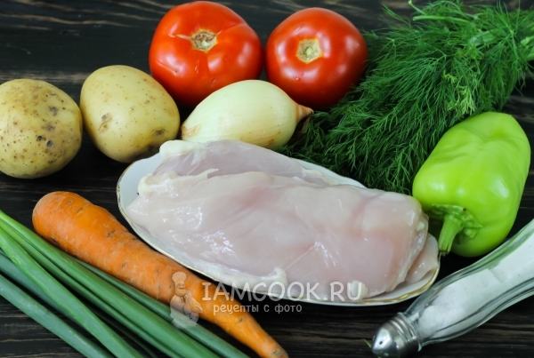 Ингредиенты для тушеной картошки с курицей в кастрюле