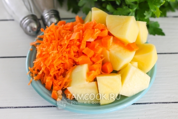 Измельчить морковь и картофель