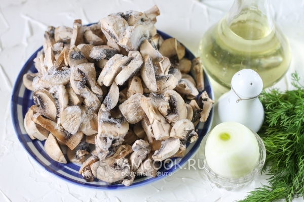 Ингредиенты для грибного соуса из замороженных грибов