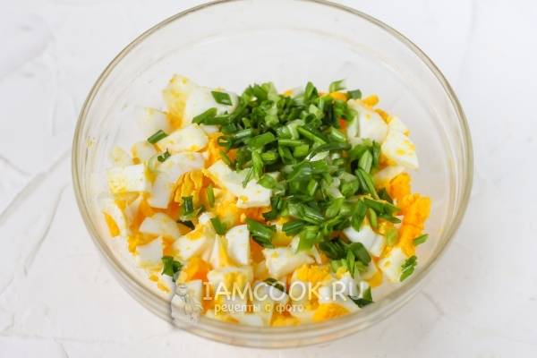 Салат из печени трески с зеленым луком и яйцом: рецепт с фото