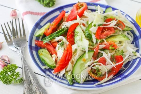 Салат с капустой, кукурузой, огурцом и помидорами