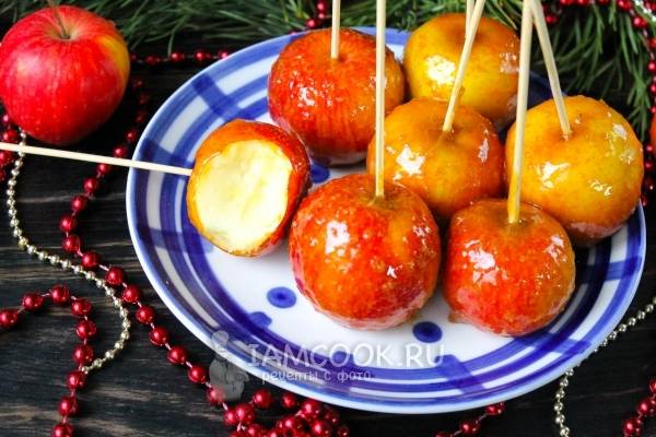 Яблоки в карамели на палочке — рецепт с фото пошагово