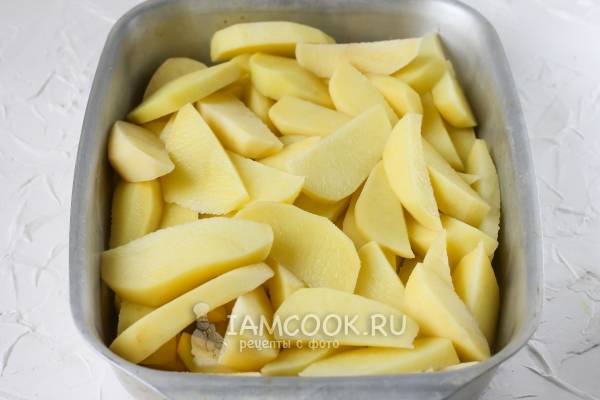 Как приготовить куриные купаты с картошкой в духовке?