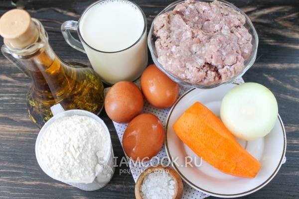 Блинный мясной пирог с сыром моцарелла и соусом бешамель