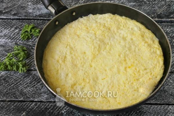 Как приготовить пышный омлет на сковороде с молоком: подробный рецепт с пошаговой инструкцией
