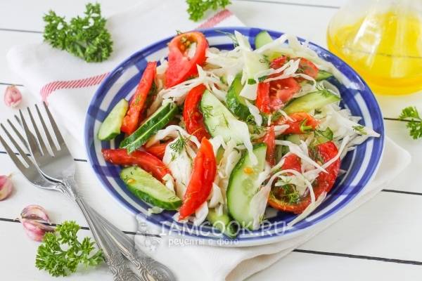 Овощной салат с капустой, помидорами, огурцами и зеленью