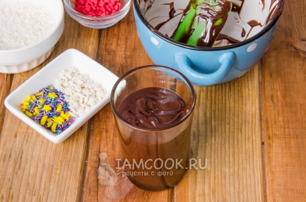 Перелить шоколад в высокий стакан