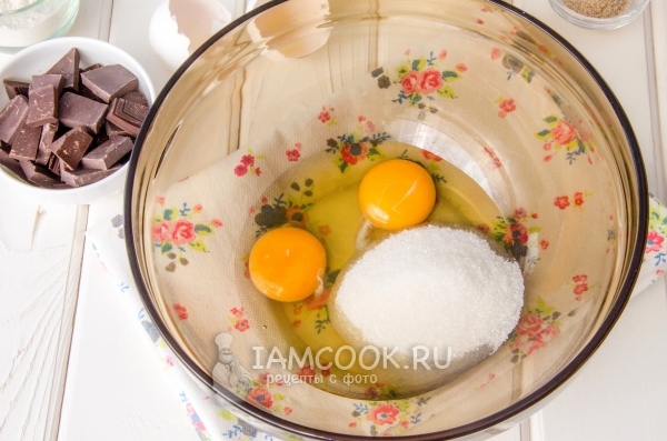 Яйца с сахаром в миске