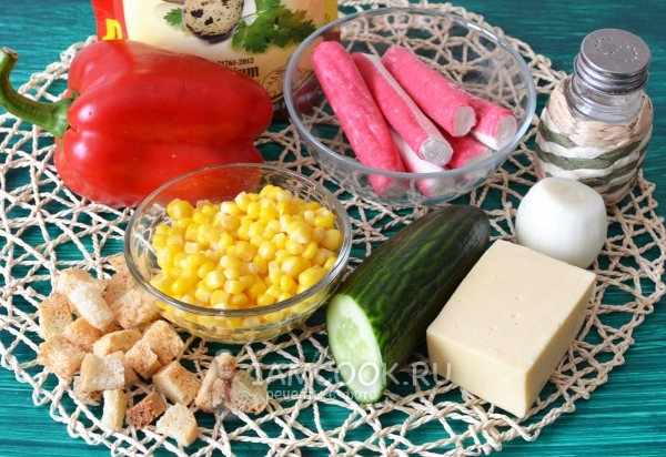 Ингредиенты для салата c крабовыми палочками и болгарским перцем