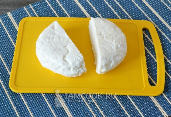 разрезали рассольный сыр пополам