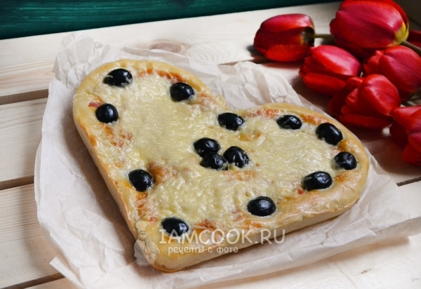 Фото пиццы-сердца с ветчиной и сыром