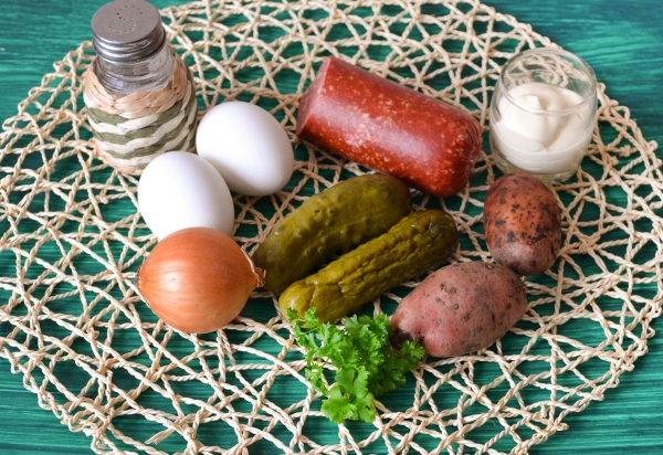 Ингредиенты для салата с копченой колбасой и солеными огурцами