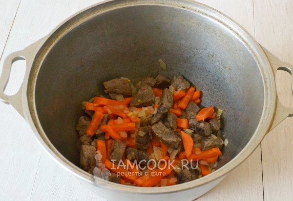 Положить морковь к мясу