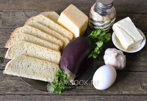 Ингредиенты для бутербродов с баклажанами, помидорами и сыром