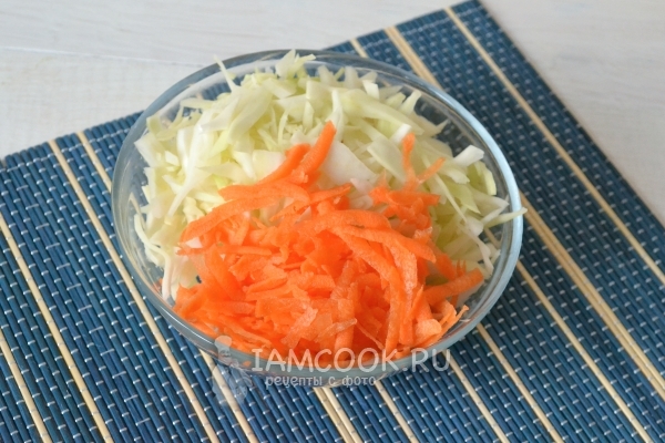 Порезать капусту и морковь