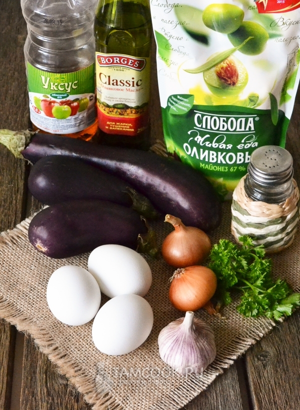 Ингредиенты для салата из баклажанов с яйцами, луком и майонезом