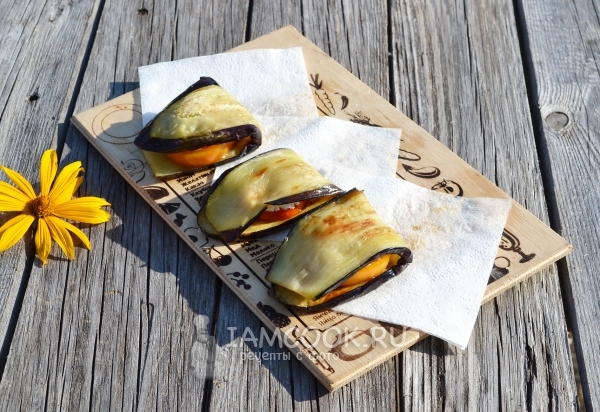 Рецепт конвертиков из баклажанов с помидорами и плавленым сыром