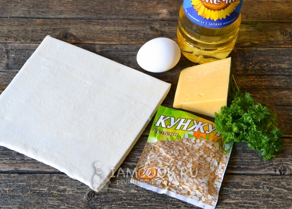 Ингредиенты для пирога «Улитка» из слоеного теста с сыром