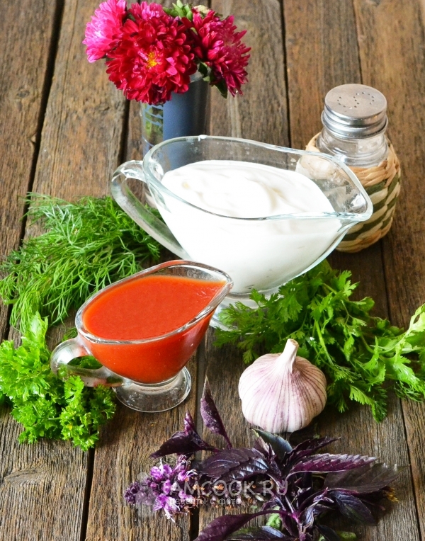 Ингредиенты для сметанного соуса с чесноком и зеленью