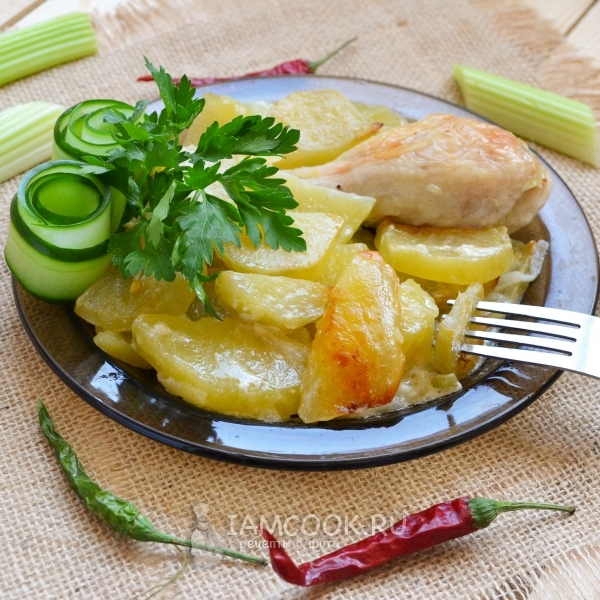 Рецепт курицы с сельдереем и картофелем в духовке