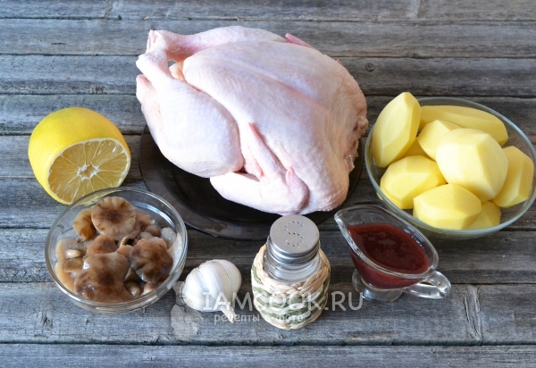 Ингредиенты для курицы, фаршированной картофелем и грибами