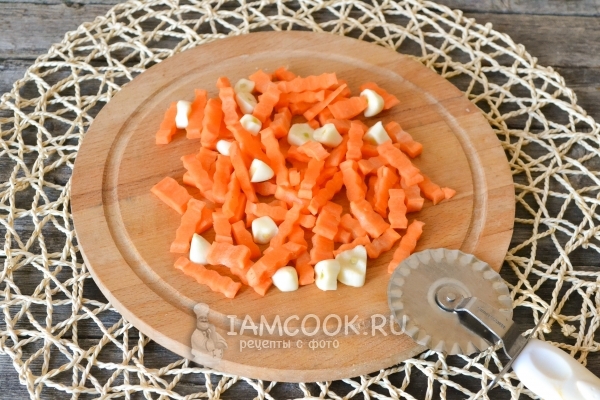 Порезать морковь и чеснок