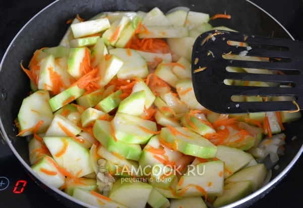 Обжарить кабачки с луком и морковью