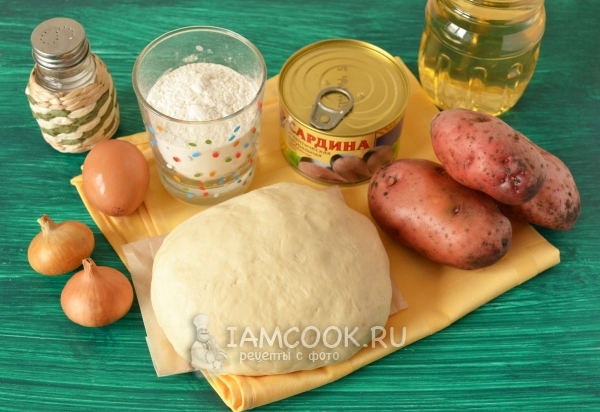 Ингредиенты для пирога с рыбными консервами и картошкой