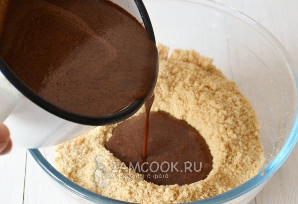Влить шоколадную смесь в печенье