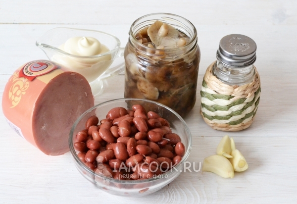 Ингредиенты для салата с фасолью, ветчиной и грибами