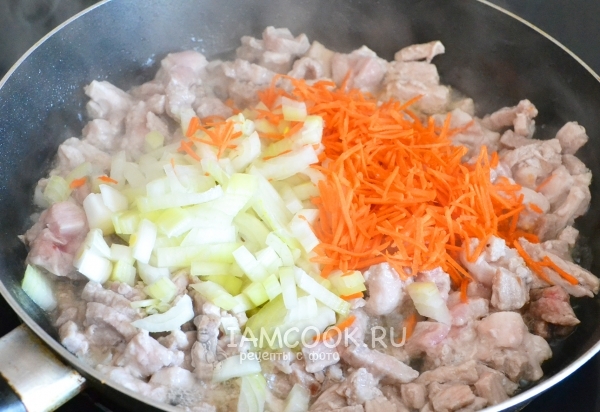 Добавить к мясу лук и морковь